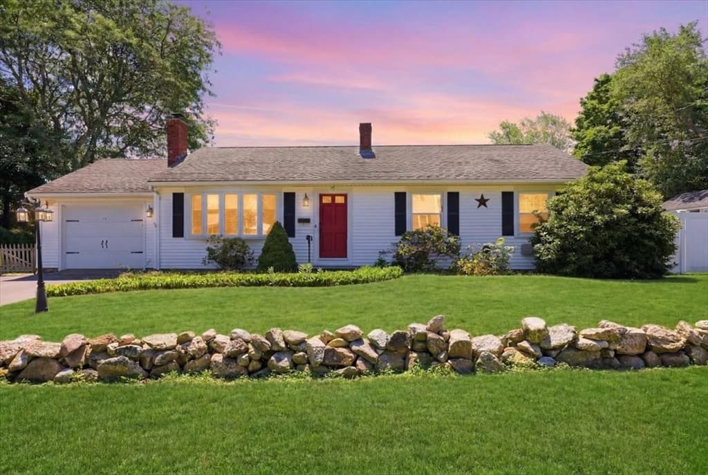 17 Green Dr, Dartmouth MA 02747