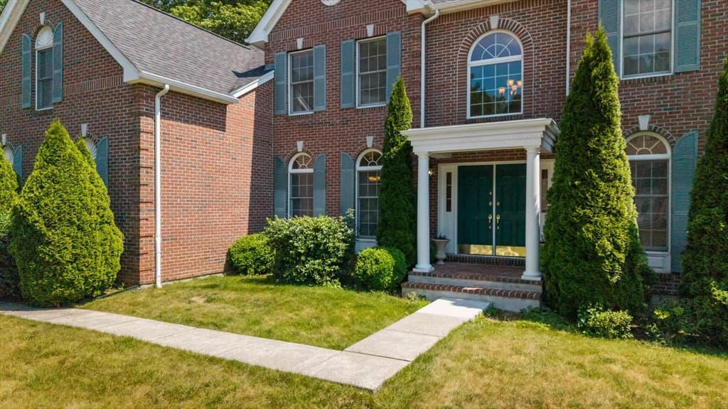 10 Hemingway St, Shrewsbury MA 01545 photo 2