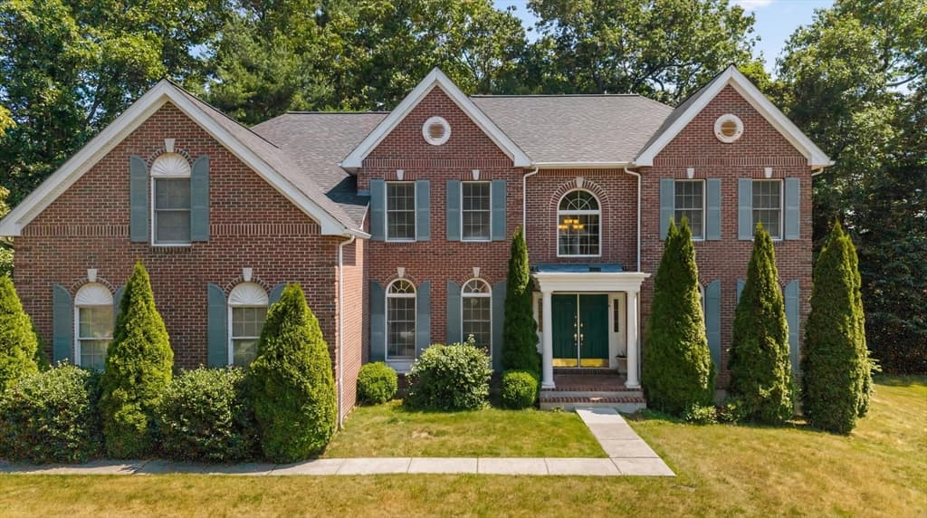 10 Hemingway St, Shrewsbury MA 01545