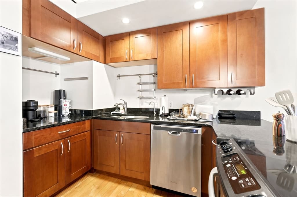 Condominium at 111 Beach St # 3B, Boston MA 02111, Boston, photo 10 of 32