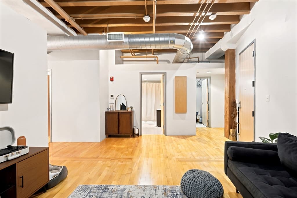 Condominium at 111 Beach St # 3B, Boston MA 02111, Boston, photo 8 of 32