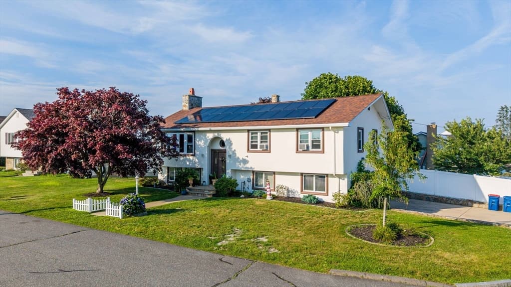 6 Lighthouse Ln, New Bedford MA 02744