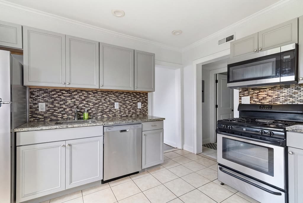 3 Family - 3 Units Up/Down at 39 Glen Rd, Boston MA 02130, photo 12 of 42