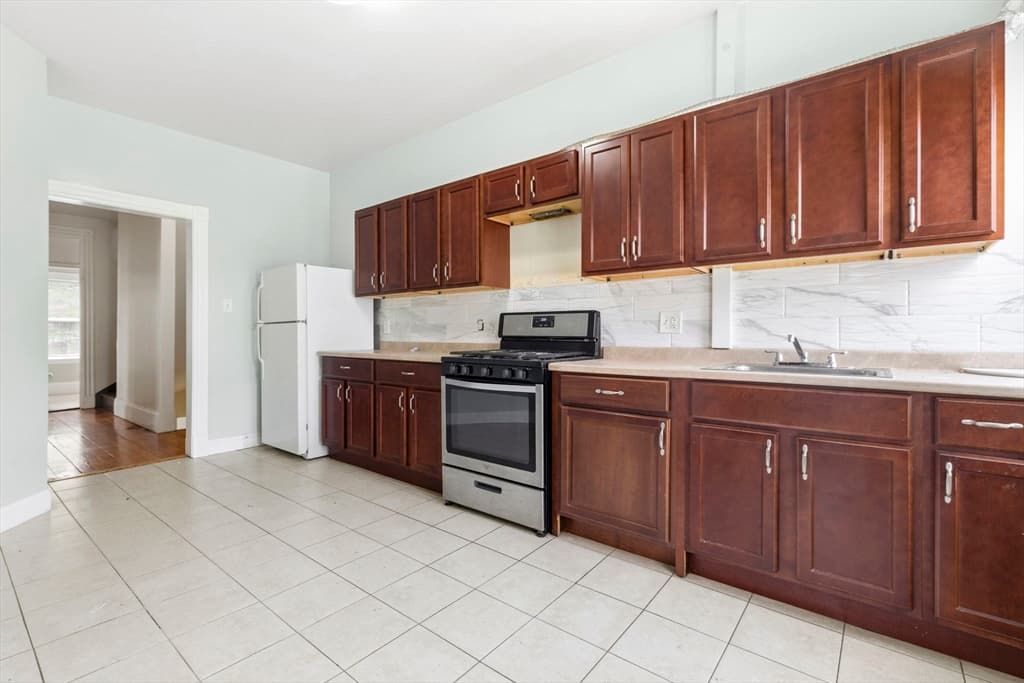 31-33 Lothrop St, Boston MA 02135 photo 3