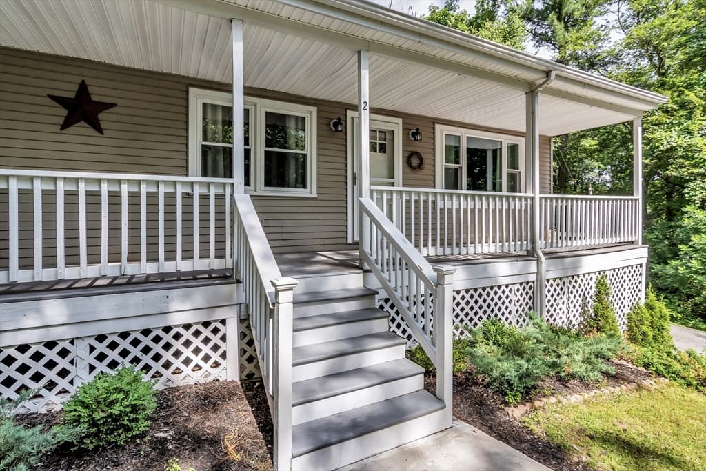 2 Gates Ln, Millbury MA 01527