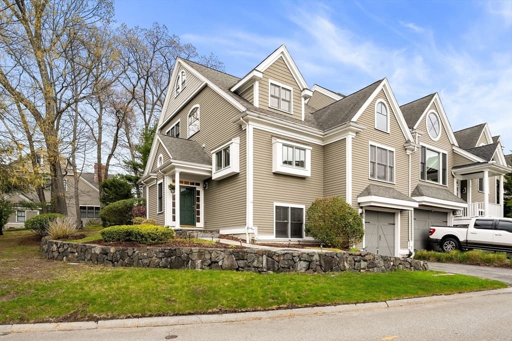 127 Johnson Woods Dr # 127, Reading MA 01867