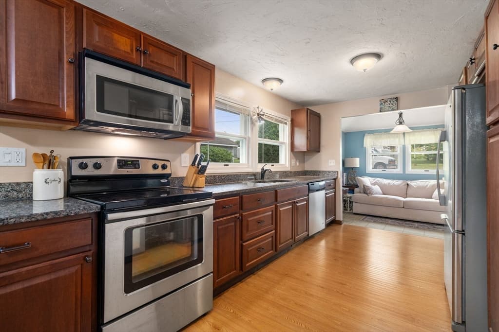 Single Family Residence at 10 Riverside Dr, Auburn MA 01501, Auburn, photo 13 of 33