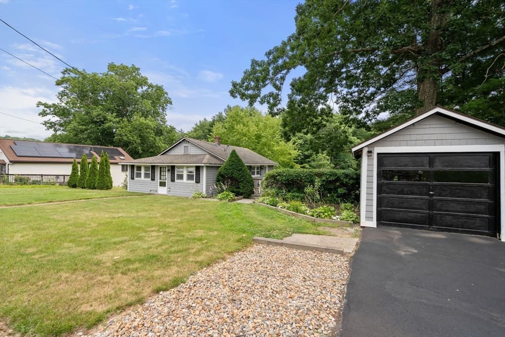 Single Family Residence at 10 Riverside Dr, Auburn MA 01501, Auburn, photo 4 of 33