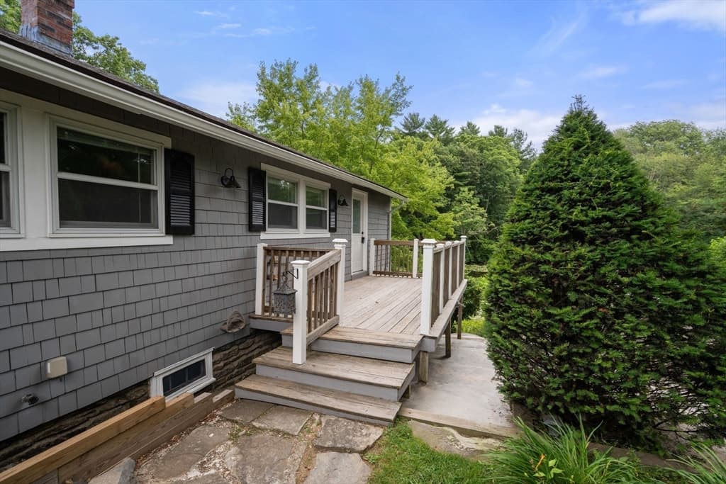 Single Family Residence at 10 Riverside Dr, Auburn MA 01501, Auburn, photo 8 of 33