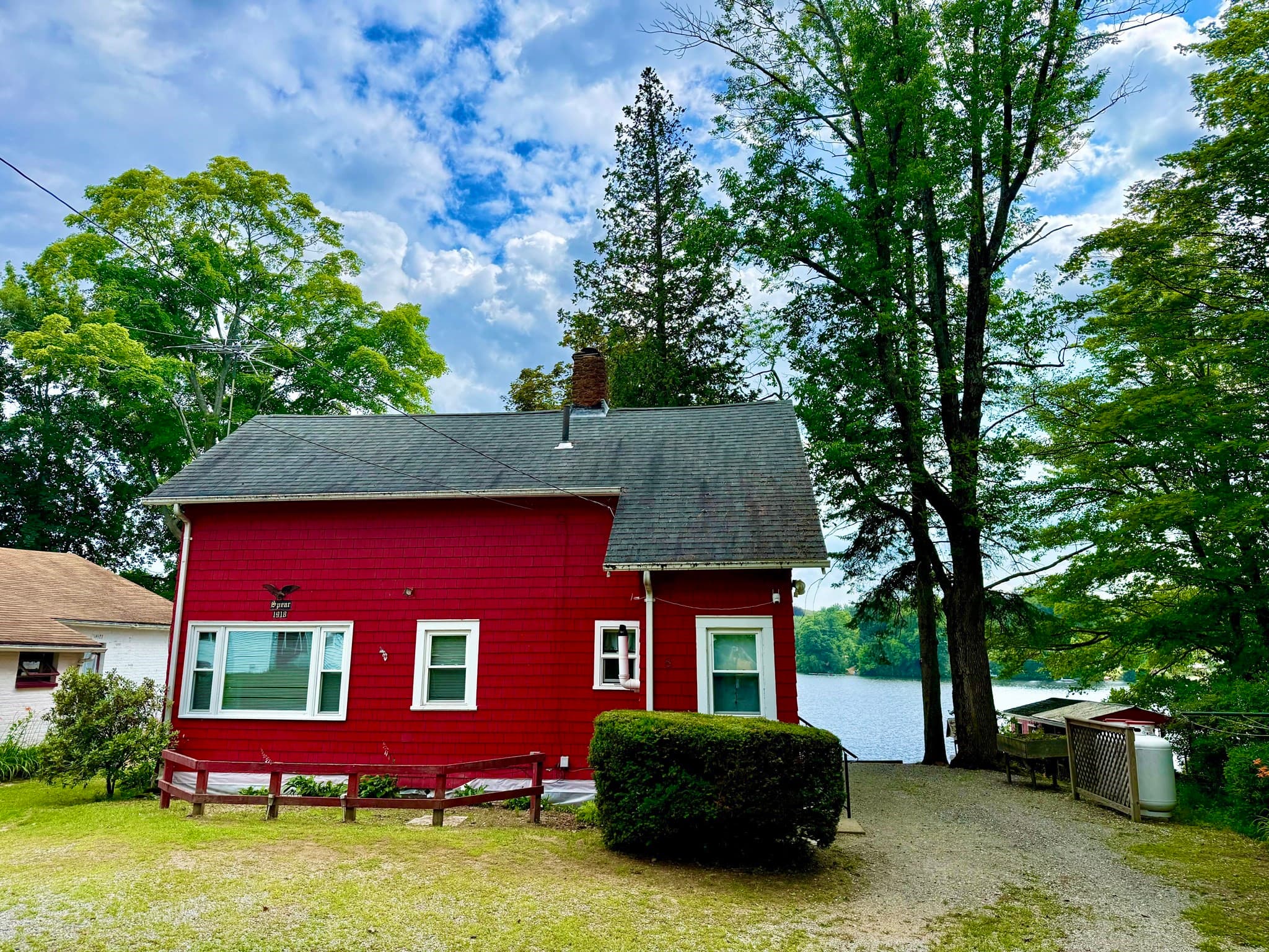 8 Union Rd, Wales MA 01081