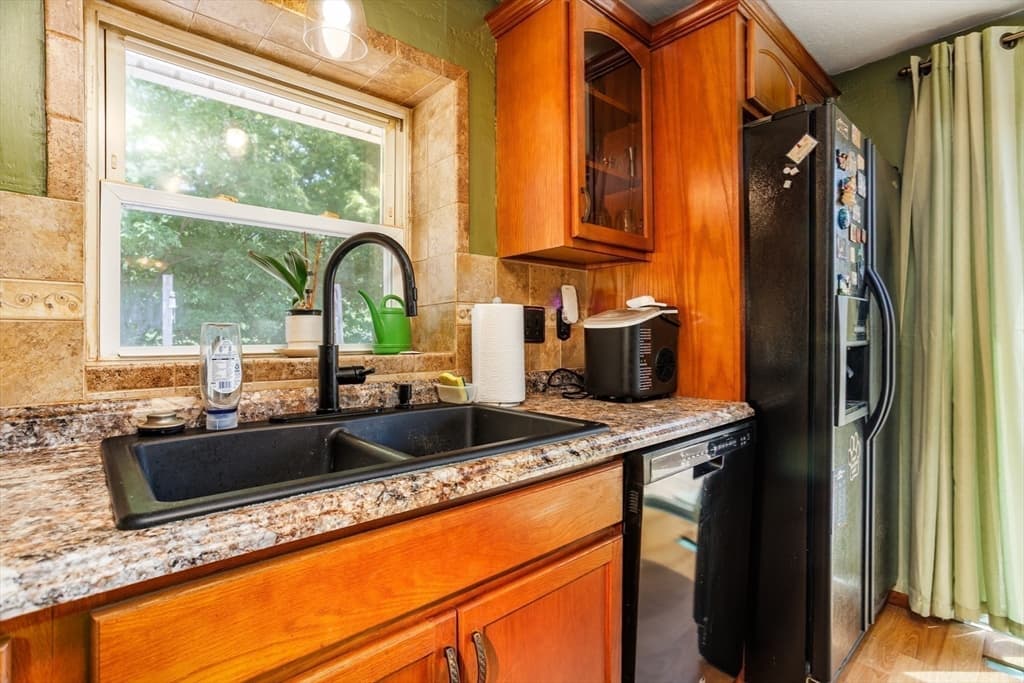 Single Family Residence at 148 Pond St, Leominster MA 01453, Leominster, photo 13 of 42