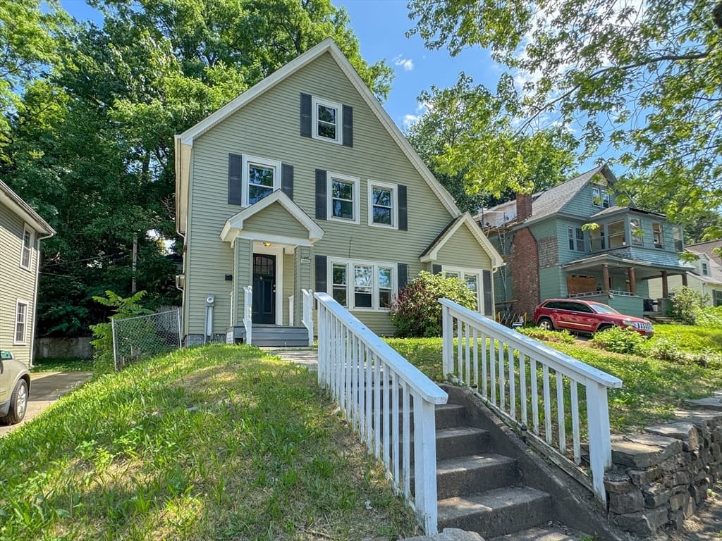 185 Leyfred Ter, Springfield MA 01108 photo 2