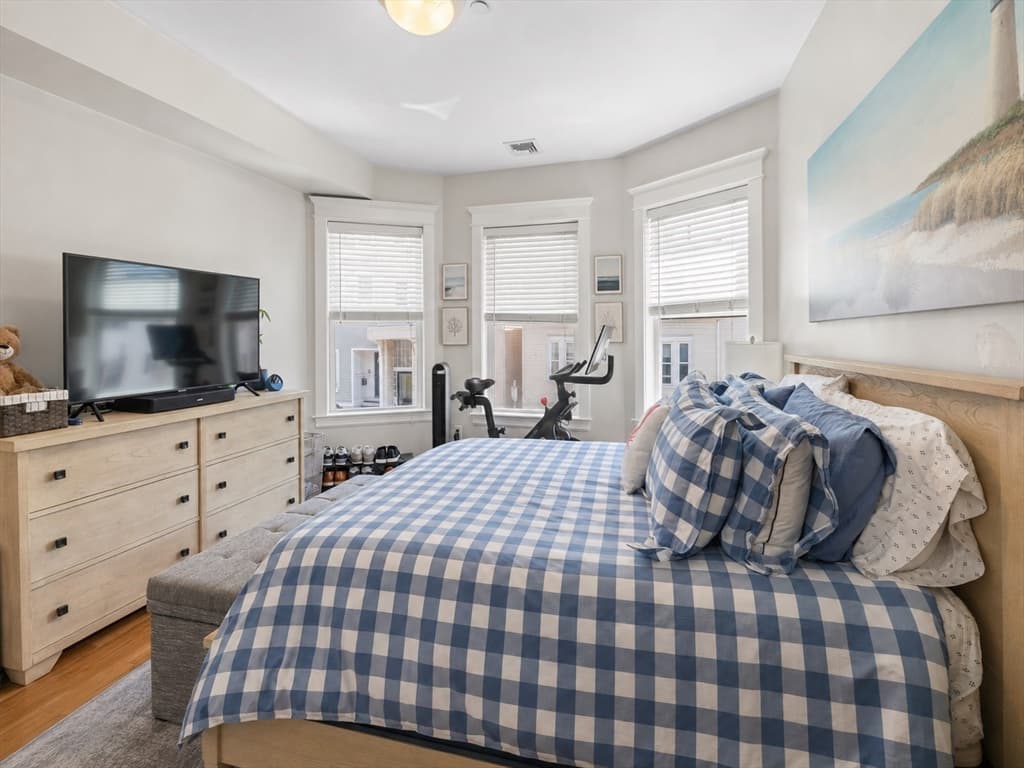 Condominium at 101 Old Harbor St # 3, Boston MA 02127, Boston, photo 9 of 17