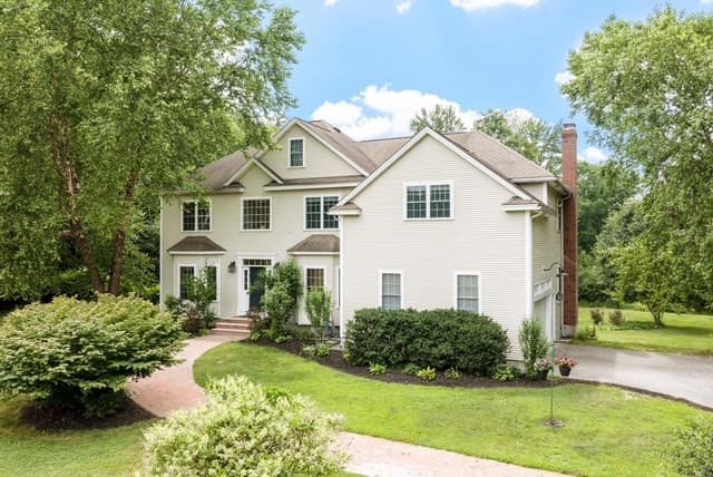 18 Lawrence St, Pepperell MA 01463