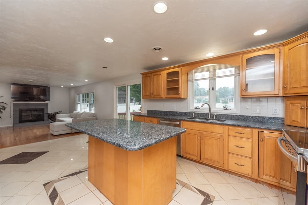 65 Tiffany Dr, Randolph MA 02368 photo 5