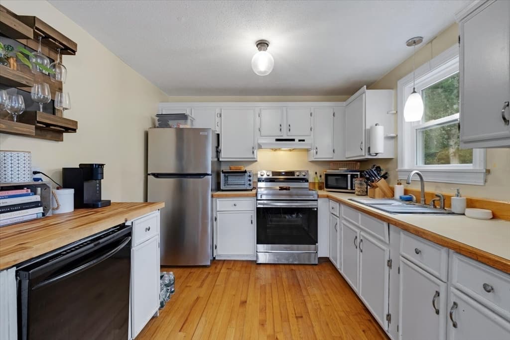 579 E Falmouth Hwy, Falmouth MA 02536 photo 3