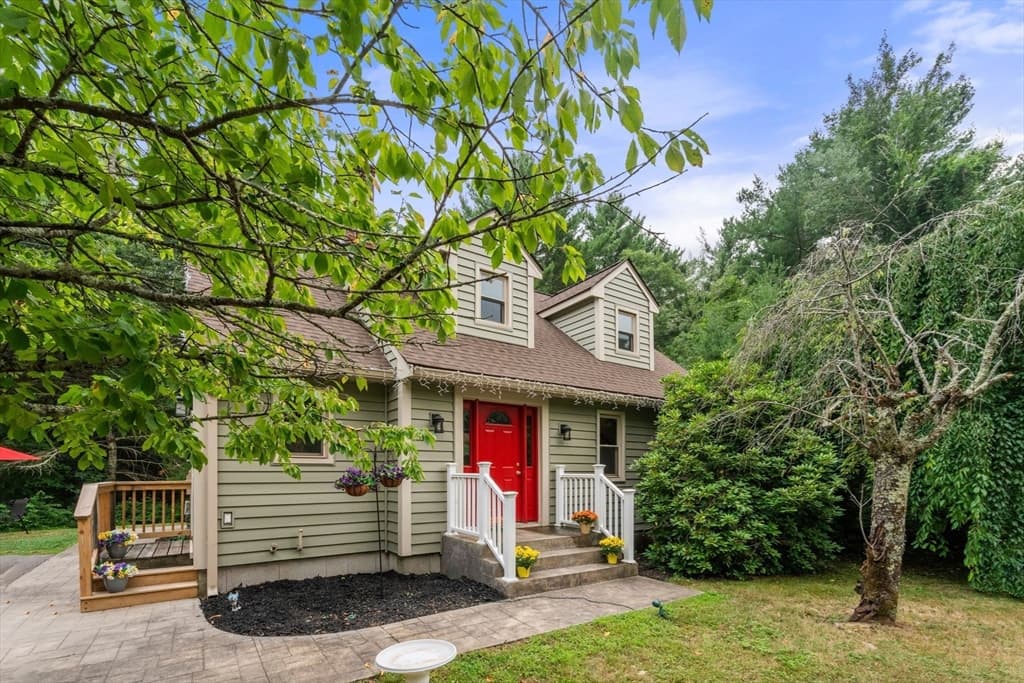 40 Clear Pond Rd, Lakeville MA 02347
