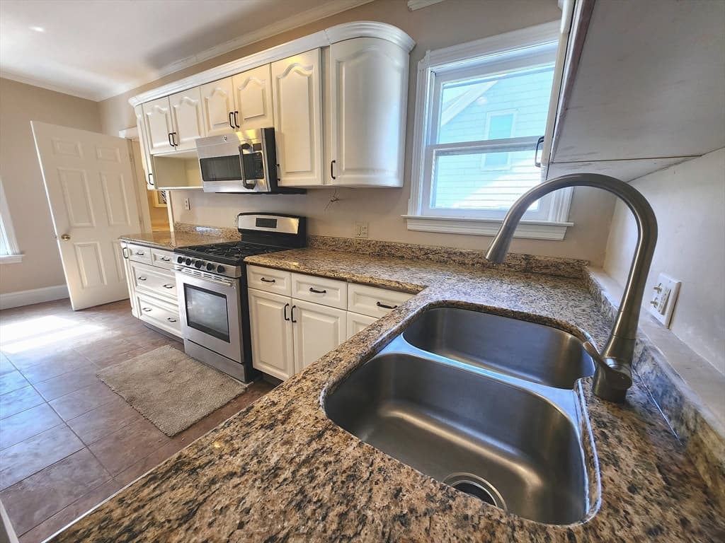 89 Sayles St, Lowell MA 01851 photo 8