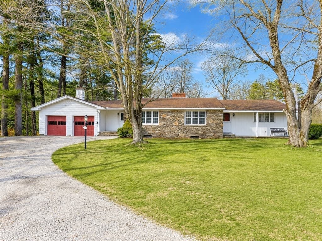 212 Charlton Road, Sturbridge MA 01566