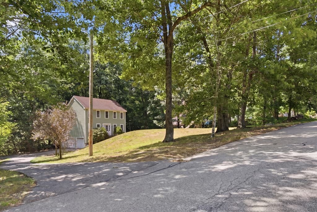 11 Navajo St, Hubbardston MA 01452 photo 2