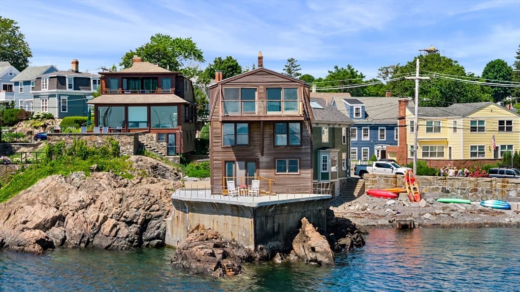 137R Front, Marblehead MA 01945