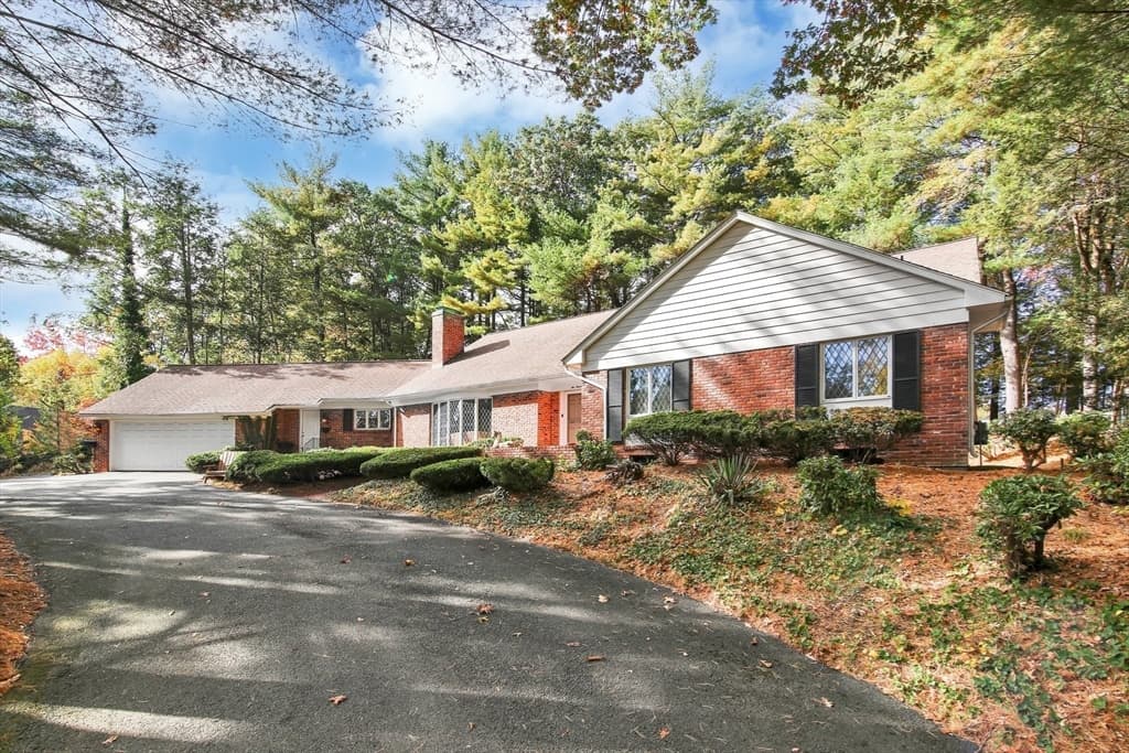 208 Tanglewood Dr, Longmeadow MA 01106 photo 2