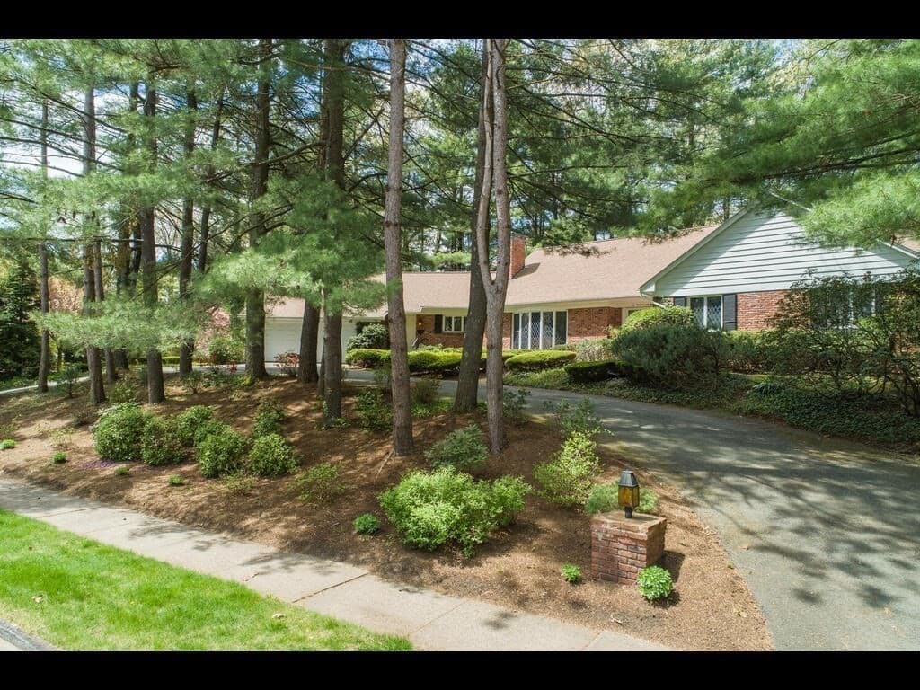 208 Tanglewood Dr, Longmeadow MA 01106