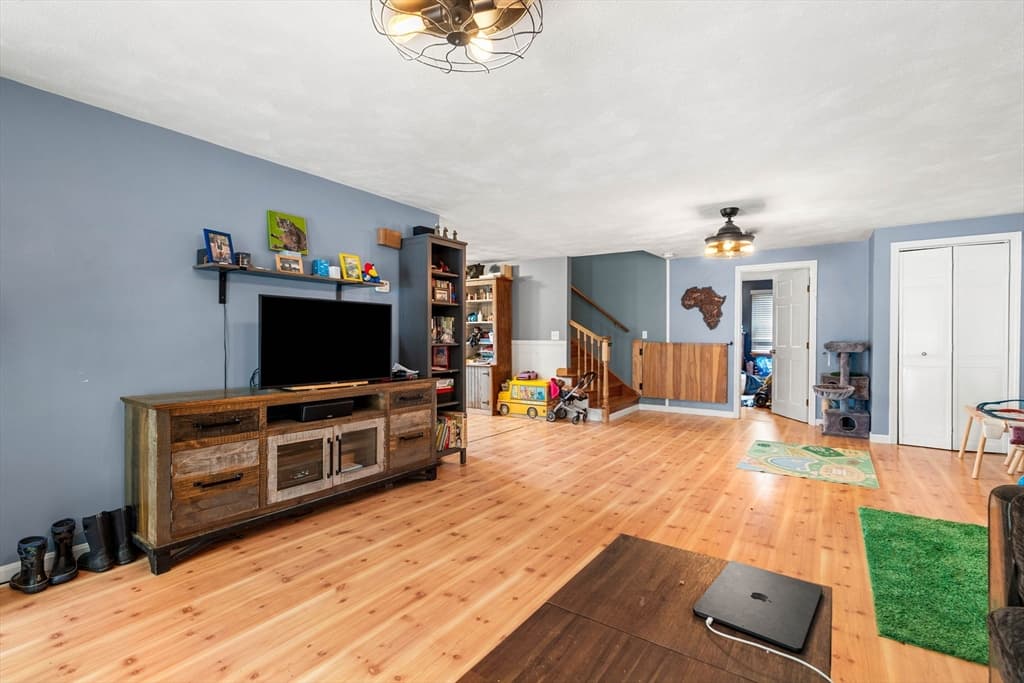 8 Windsor Ln, Gloucester MA 01930 photo 2
