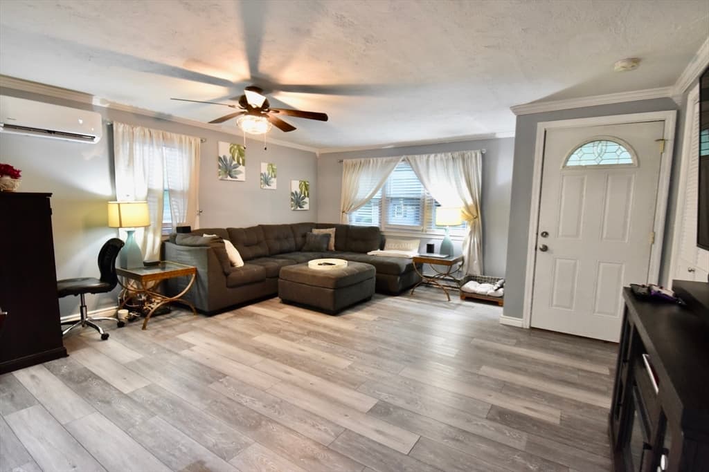 9 Maid Marion St, Oxford MA 01540 photo 11