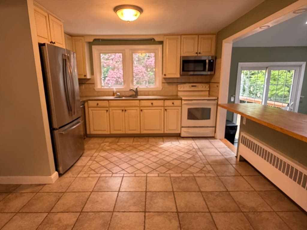 7 Wayne Dr, Foxboro MA 02035 photo 5