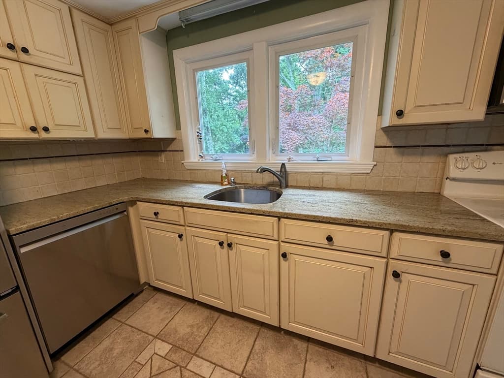7 Wayne Dr, Foxboro MA 02035 photo 4