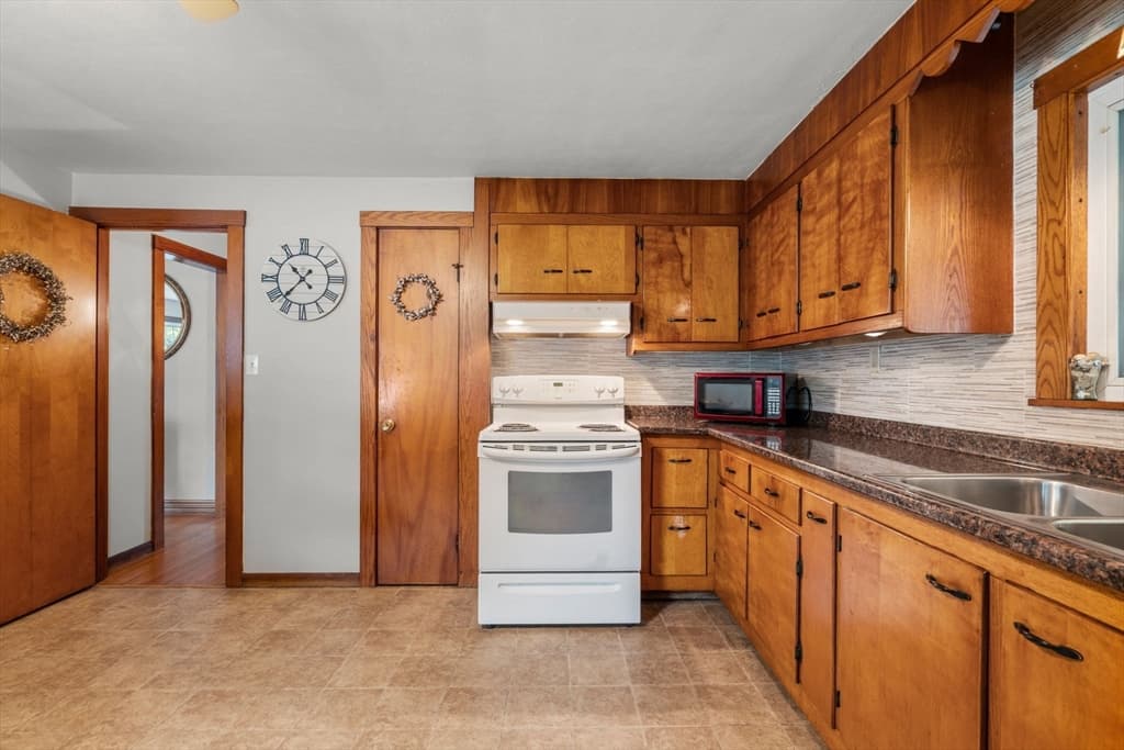 116 Kensington St, Agawam MA 01030 photo 24
