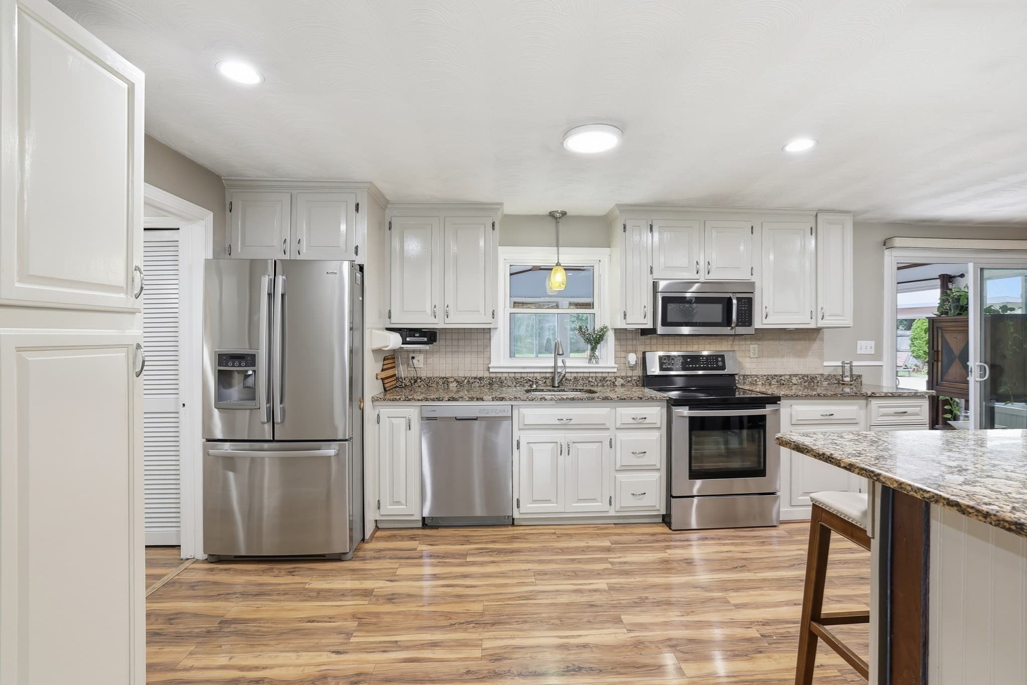 Single Family Residence at 8 Sloane Dr, Framingham MA 01701, Framingham, photo 6 of 33
