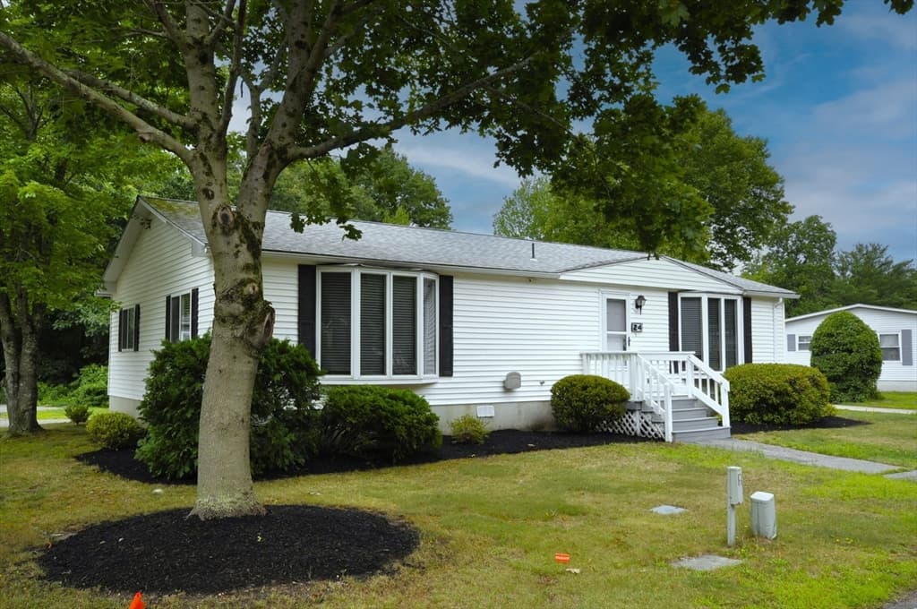 24 Leisurewoods Dr, Rockland MA 02370