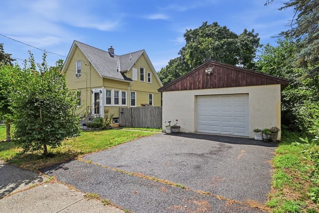 43 Hampden St, Ludlow MA 01056 photo 3