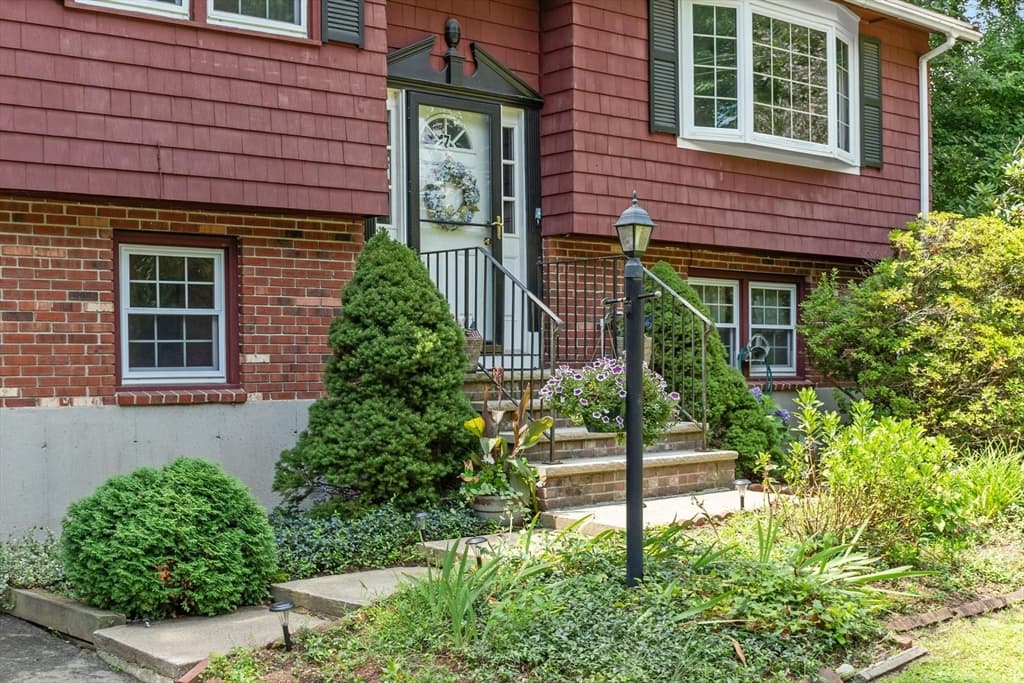 7 Meadowbrook Rd, Chelmsford MA 01863