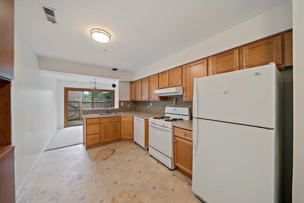 Condominium at 47 Rosewood Dr # 47, Stoughton MA 02072, Stoughton, photo 11 of 23
