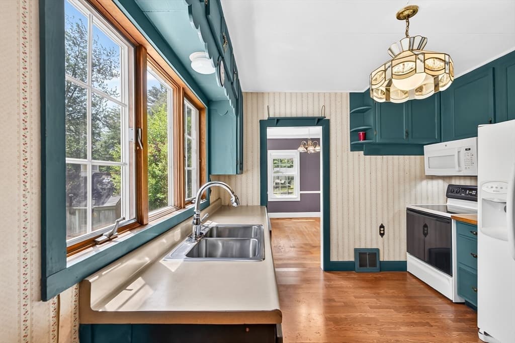 Single Family Residence at 121 Poplar St, Greenfield MA 01301, Greenfield, photo 10 of 42
