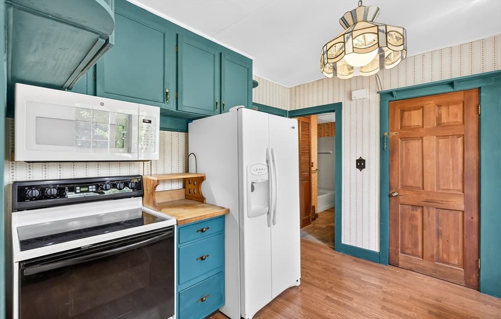 Single Family Residence at 121 Poplar St, Greenfield MA 01301, Greenfield, photo 8 of 42