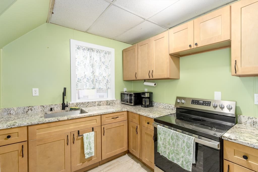 124 Belmont St, Worcester MA 01605 photo 4