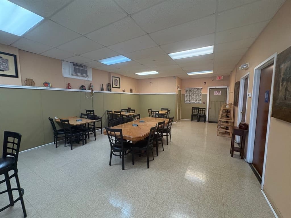 548 South St, Holyoke MA 01040 photo 5