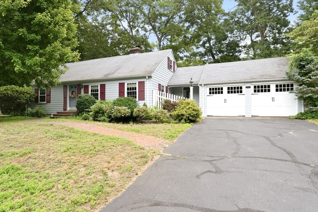 127 Anawan Rd, North Attleboro MA 02760