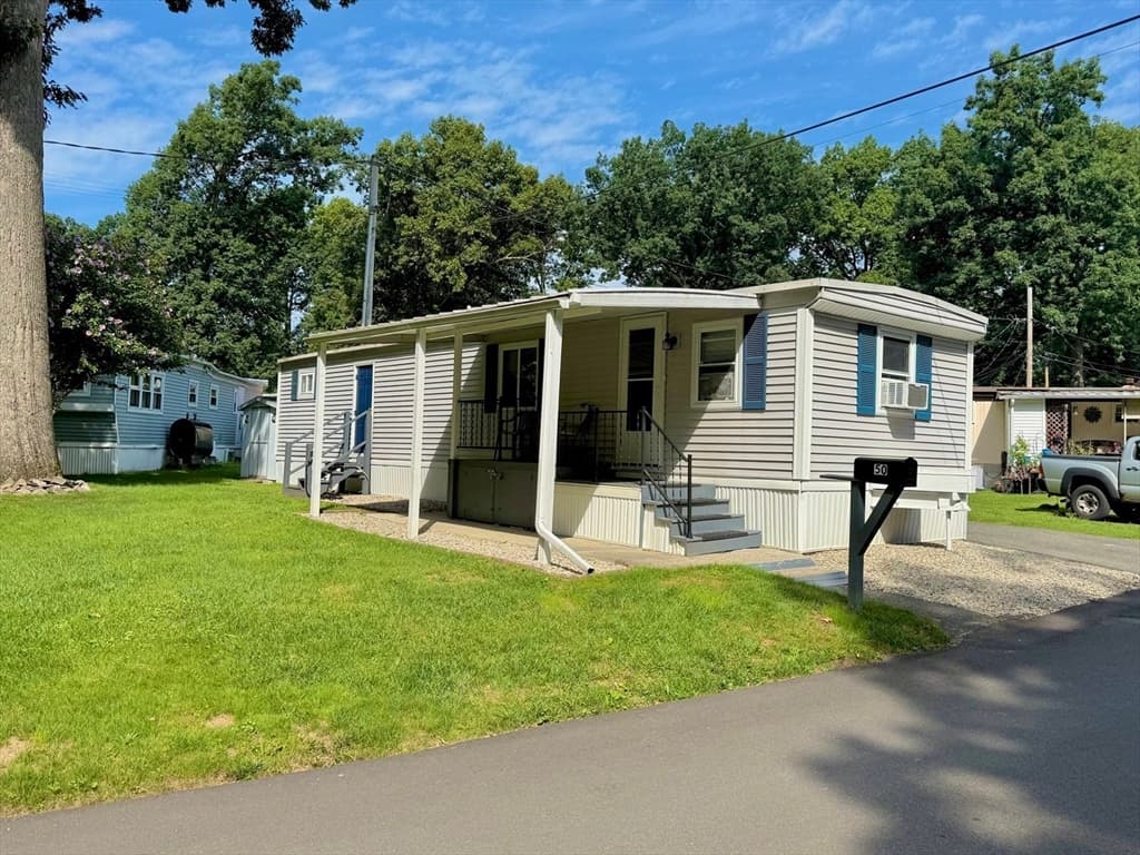 50 Puffin Dr, Chicopee MA 01020