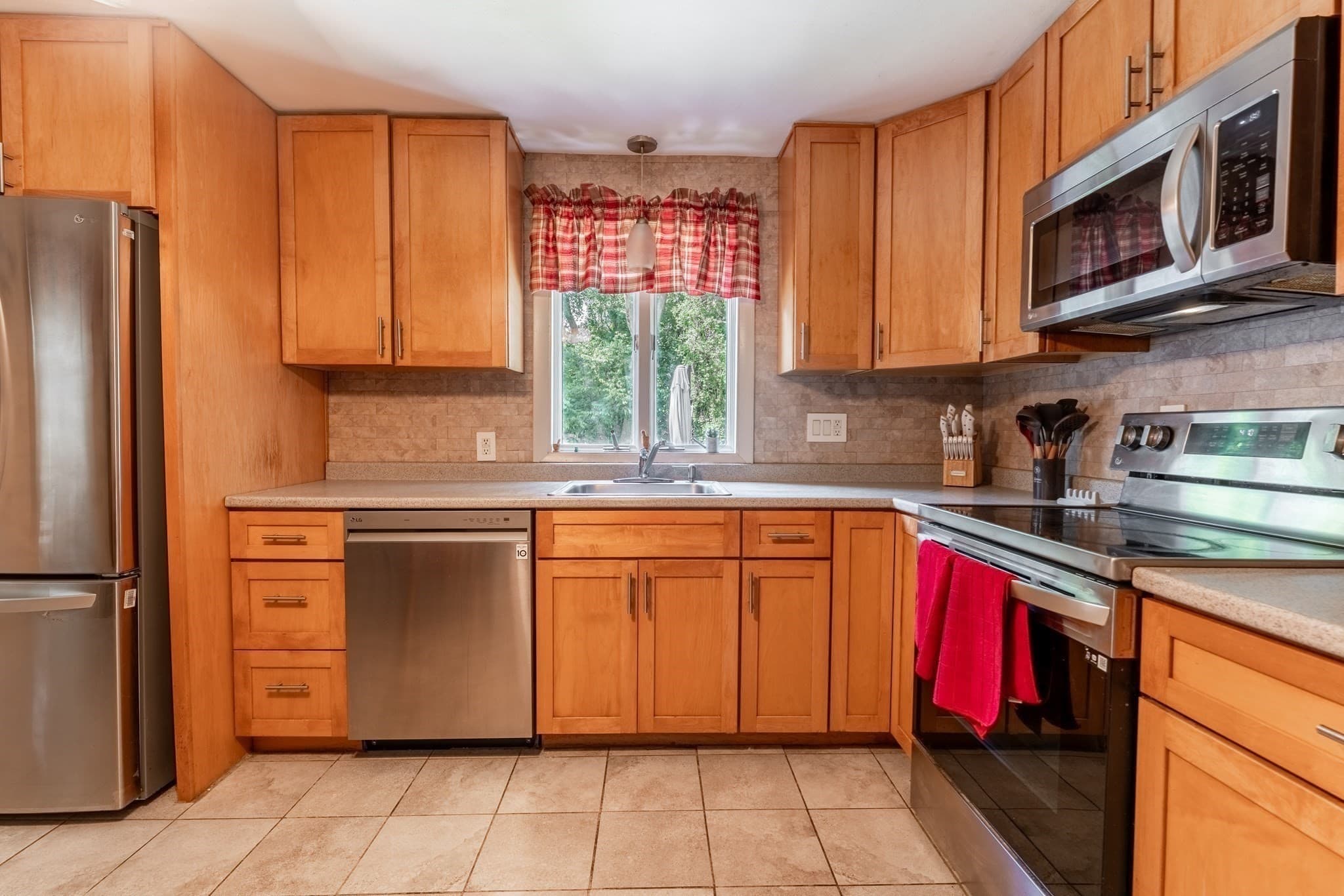 Single Family Residence at 12 Kenway Dr, Springfield MA 01104, Springfield, photo 9 of 29