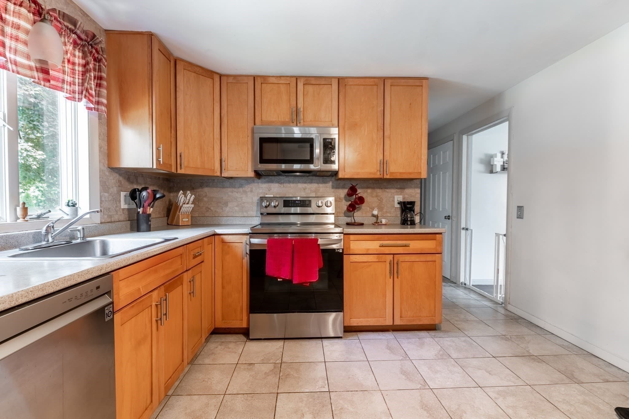 Single Family Residence at 12 Kenway Dr, Springfield MA 01104, Springfield, photo 10 of 29