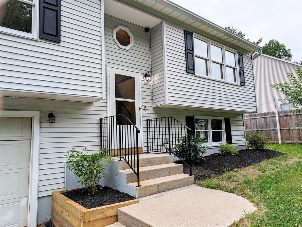 22 Pine Needle Ln, Springfield MA 01118