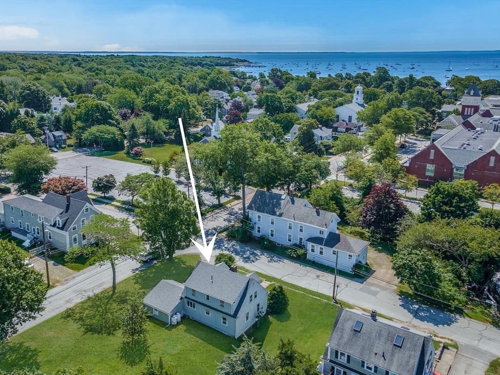 23 Hammond St, Mattapoisett MA 02739