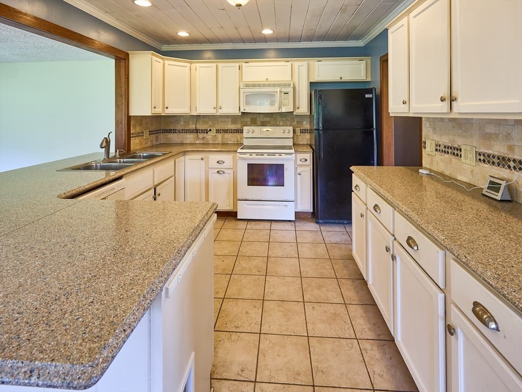 554 Sharps Lot Road, Swansea MA 02777 photo 7
