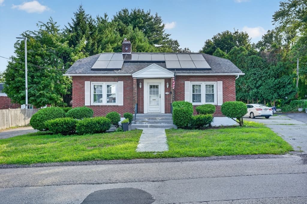 22 Fruit St, Leominster MA 01453