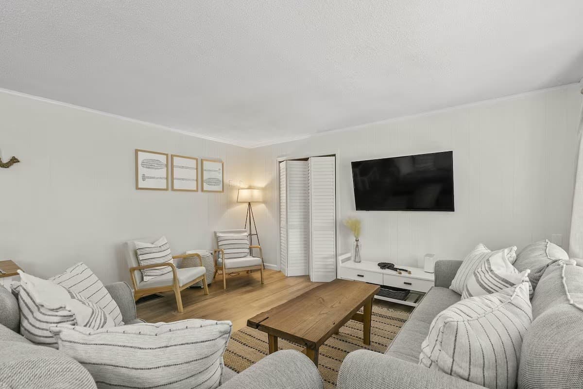 Condominium at 230 Gosnold, Barnstable MA 02601, photo 9 of 40